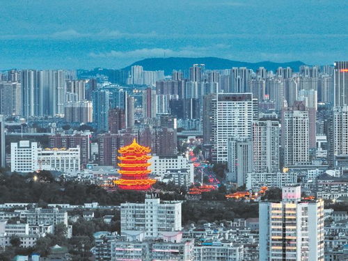 蛇山遠(yuǎn)眺八分山 武漢能見(jiàn)度超20公里